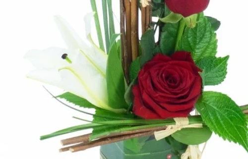 Composition De Roses & Lys Carla 5 Composition De Roses & Lys Carla -Boutique Fleur Deuil composition de roses lys carla 2