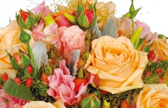 Composition Florale De Roses Multicolores Miel 2 Composition Florale De Roses Multicolores Miel – Image 2