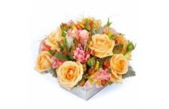 Composition Florale De Roses Multicolores Miel