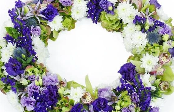 Couronne De Fleurs Bleues, Mauves & Blanches "Kyrios" 2 Couronne De Fleurs Bleues, Mauves & Blanches "Kyrios" – Image 2
