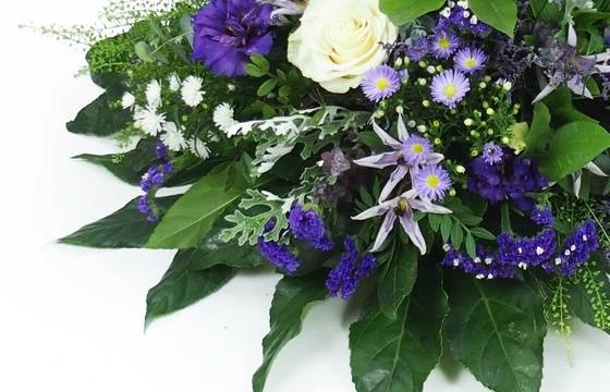 Coussin De Deuil Blanc & Violet-bleu "Neptune" 2 Coussin De Deuil Blanc & Violet-bleu "Neptune" – Image 2